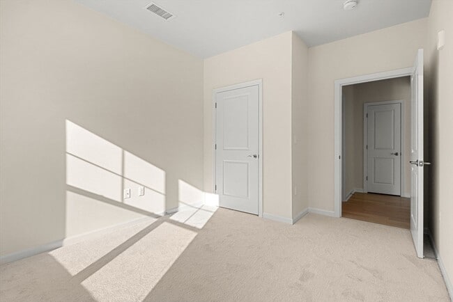 Building Photo - 2 Stratton Dr