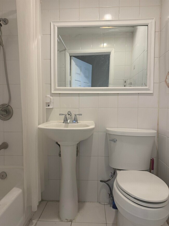 Building Photo - 290 Ege Ave