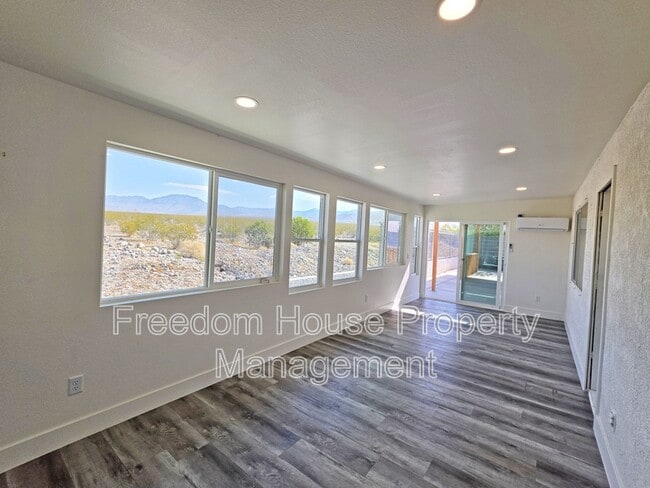 Building Photo - 3630 E Vineyard Dr N
