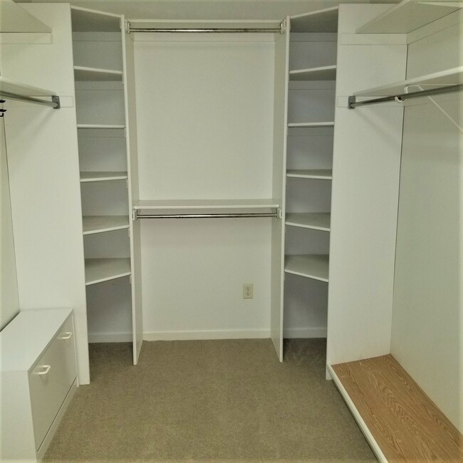 master brm closet - 3563 Stonebrooke Ln