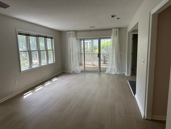Building Photo - 201 Oakwood Ct
