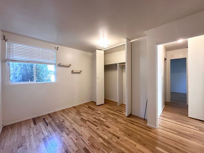 Building Photo - 2 Bed 1 Bath with Back Patio in Montavilla!