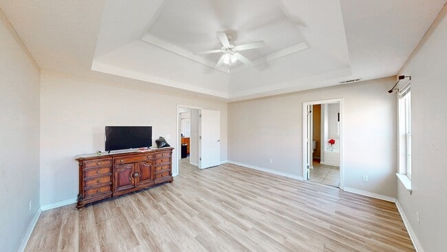 Building Photo - 5005 David Dr