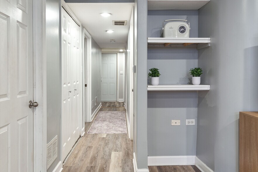 Building Photo - 3047 N Clybourn Ave