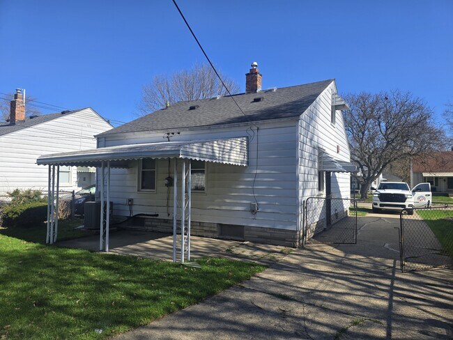 Building Photo - 19404 Kenosha St