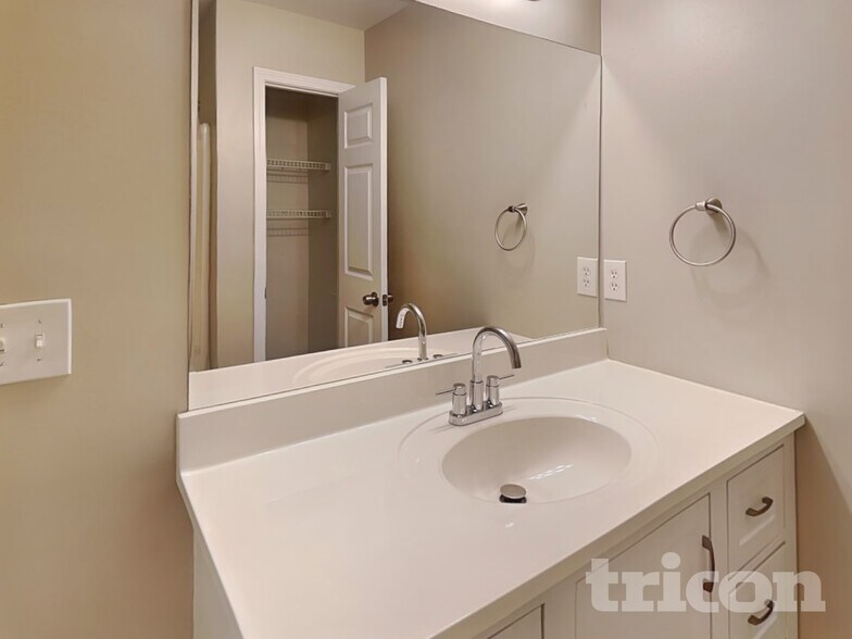 Building Photo - 210 Kennedy Dr