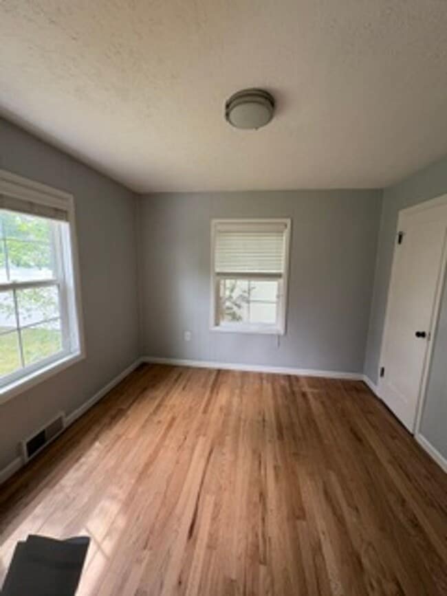 Building Photo - Newly updated 2 bedroom in excellent location!!