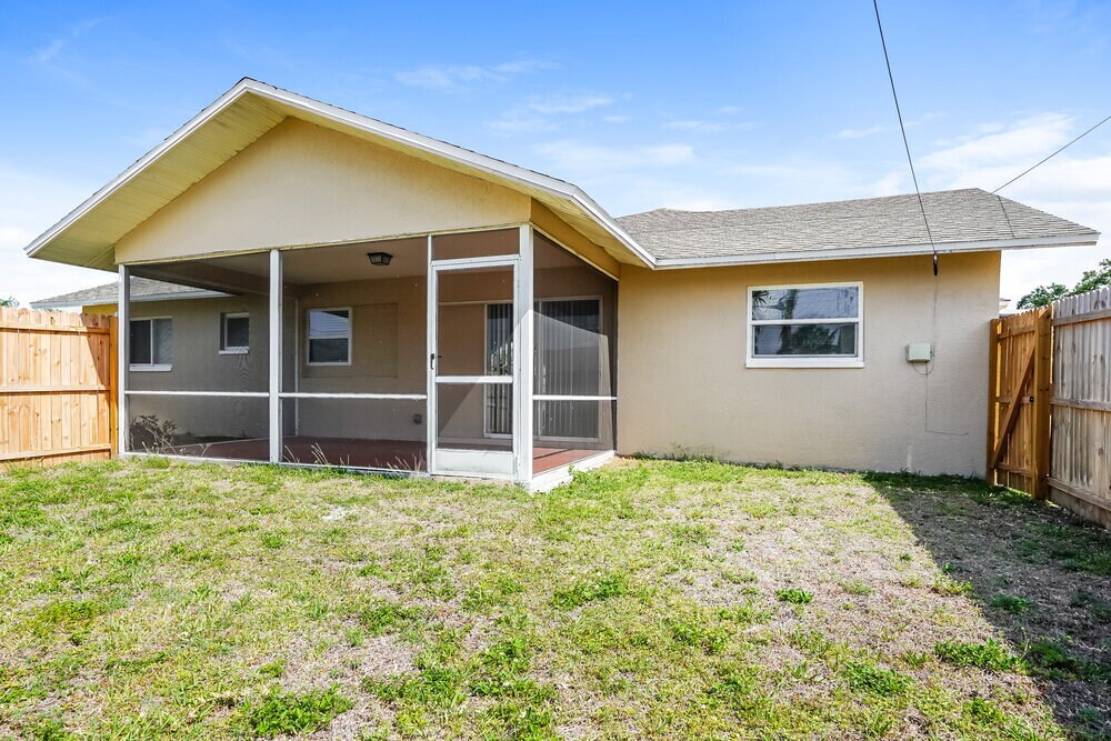 Building Photo - 706 SW 11th St