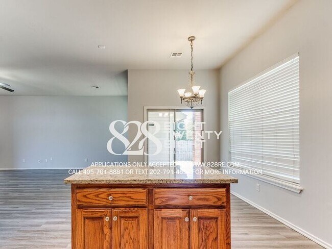 Building Photo - Lovely 3 Bed/2 Bath/2 Car Garage Single Fa...
