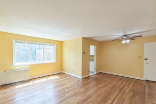 Building Photo - 9734 Glen Ave