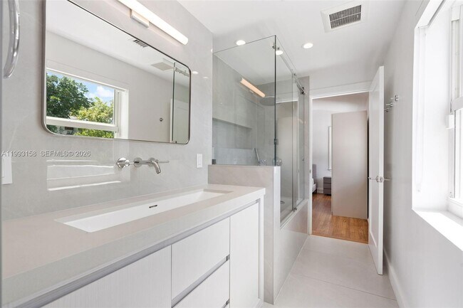 Building Photo - 634 W 47th St