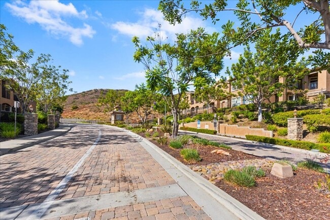 Building Photo - $3,456 - 2 Bed / 2 Bath Stunning Corner Un...