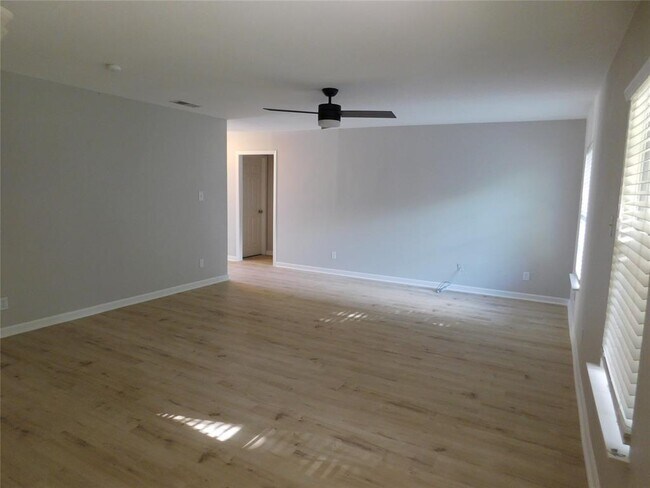 Building Photo - 10100 Woodglen Dr