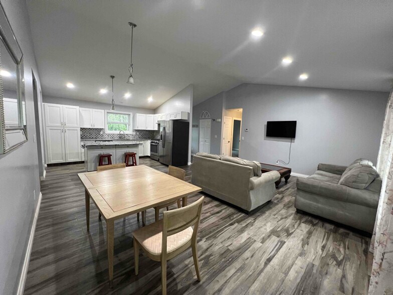 Building Photo - 6126 Jeffrey Pl