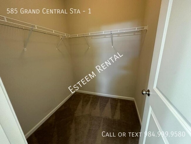 Building Photo - 585 Grand Central Sta