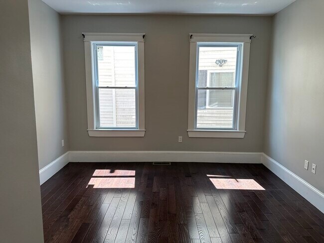 Building Photo - 183 Chelsea St
