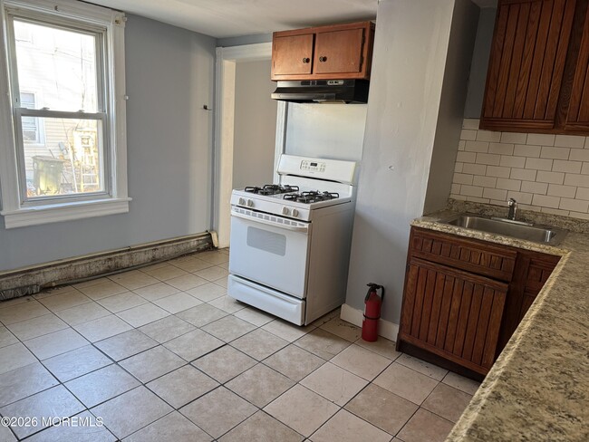 Building Photo - 811 Central Ave