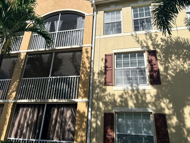 Building Photo - 2/2 Condo for Rent in Fort Myers