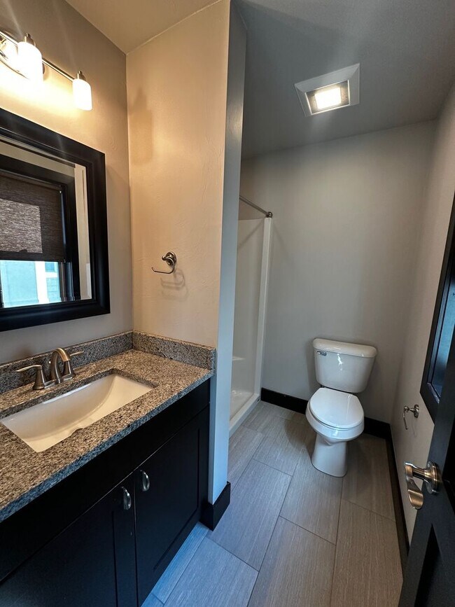 Building Photo - Gorgeous modern 5 bedroom - Minutes from MSU!
