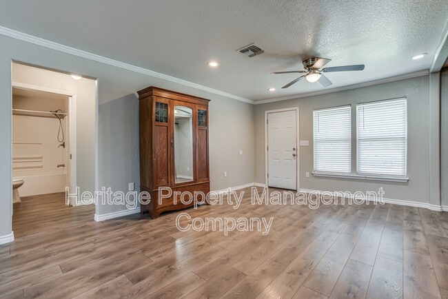 Building Photo - 479 S Sycamore Ave