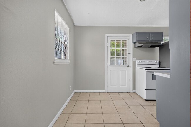 Building Photo - 255 Woodside Dr