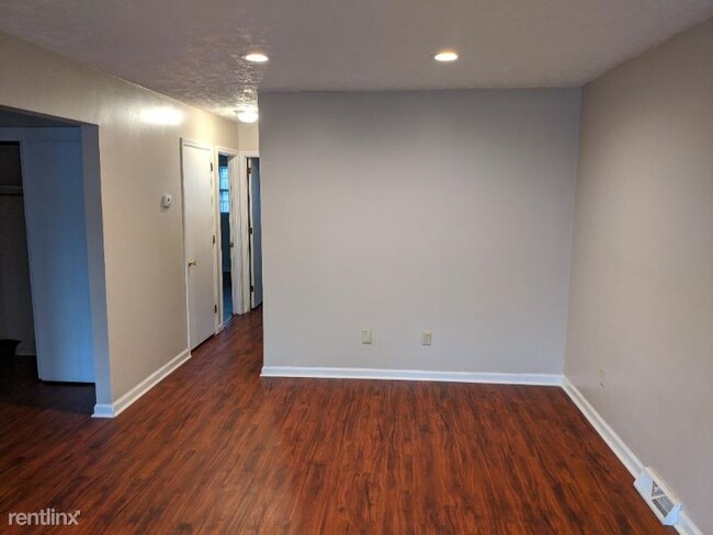 Building Photo - 429 Whispering Hills Dr