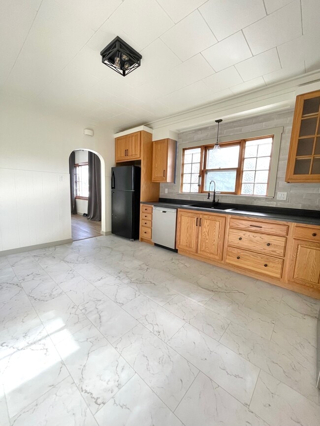 Building Photo - 512 Single Family Home