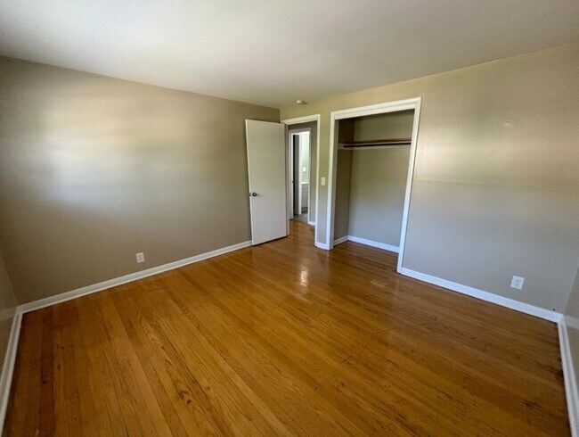 Building Photo - 110-118 Milburn Dr