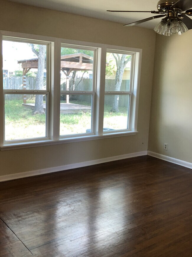 Building Photo - RENTAL LISTING!