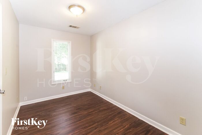 Building Photo - 7338 Kingsley Dr