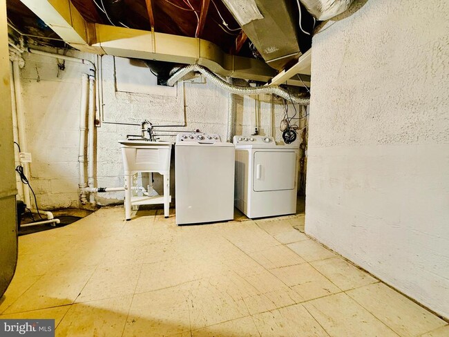 Building Photo - 4416 Hallet St