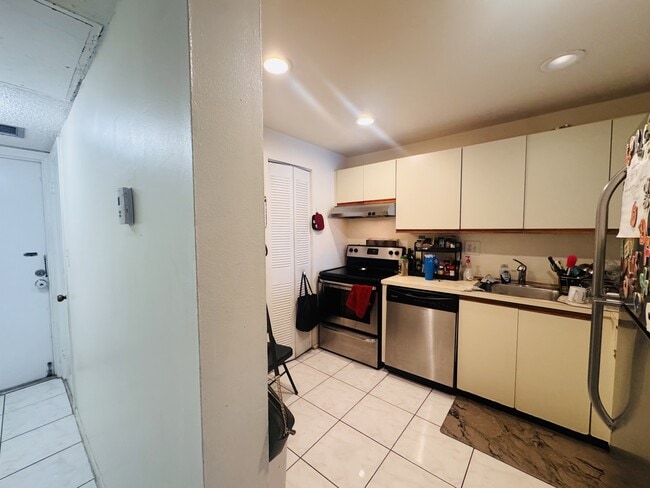 Building Photo - 8025 S Colony Cir
