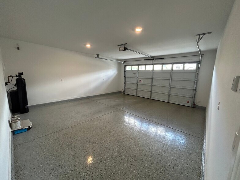Building Photo - 2521 E Athena Ave