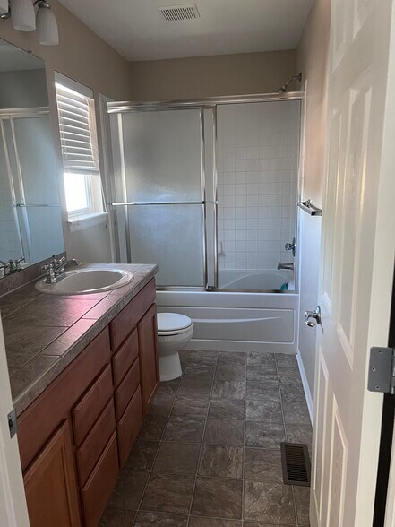 Masterbath - 4443 S Independence St