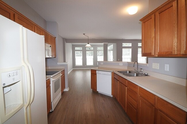 Building Photo - Great 3 Bed 2.5 bath townhome in Sunset Po...