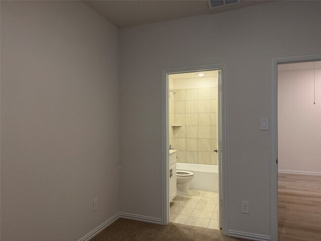 Building Photo - 716 Edgehurst Dr
