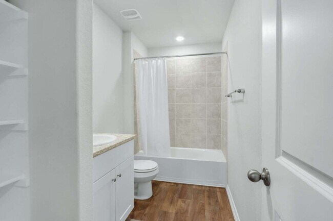 Building Photo - "Spacious 5-Bedroom San Antonio Gem with G...
