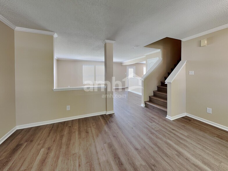 Building Photo - 10891 Albertson Dr