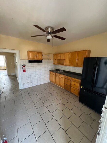 Building Photo - 552 River St