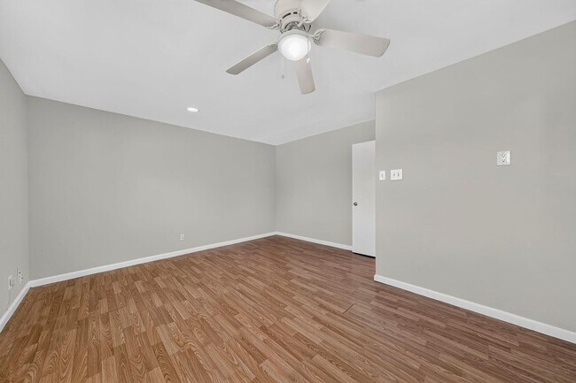 Building Photo - 7473 Hazelcrest Dr