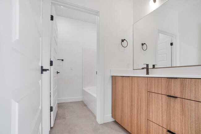 Building Photo - HURRICANE TOWNHOME - END UNIT