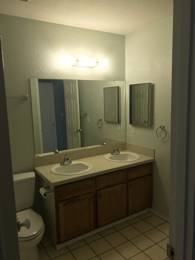 Building Photo - Charming 2-Bed/2.5-Bath Townhome in Cherry Creek School District!