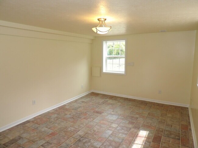 Building Photo - 102 Cedar Dr