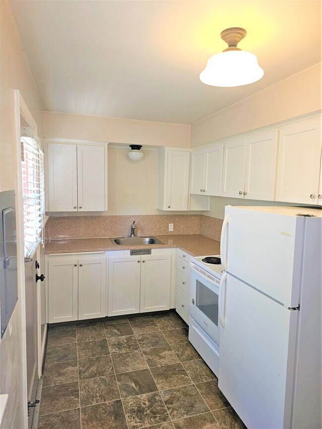 Building Photo - Lovely 1 Bed, 1 Bath at Irving Court Apartments