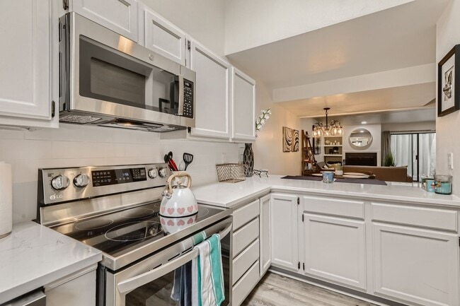 Building Photo - Spacious 3-Level Townhome w/ Private Primary Suite