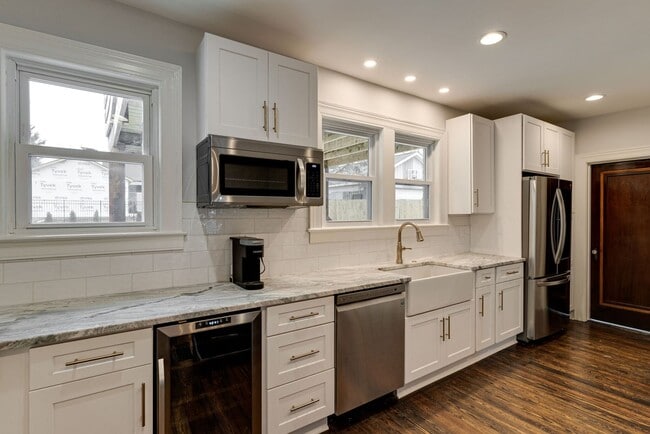 Building Photo - Charming Renovated East Nashville Home wit...