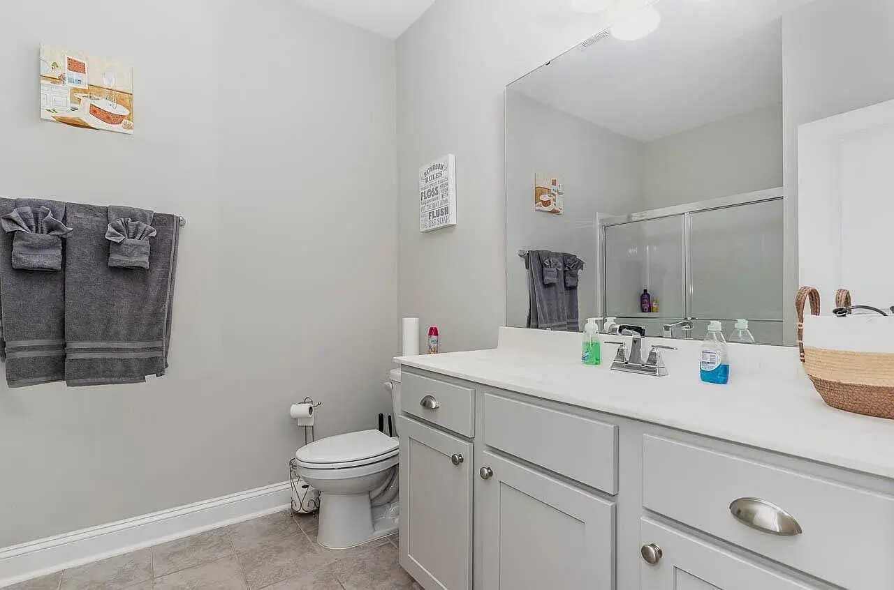 1st floor full bathroom - 1006 Gateway Commons Cir