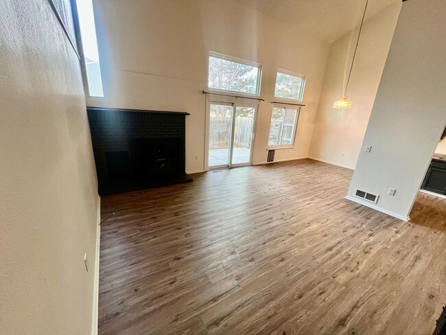 Building Photo - Updated 3 bed 2 1/2 bath  townhome with 2 ...