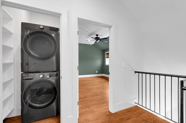 Building Photo - Spacious and Bright Bohemian Cottage Downtown Greenville - Available Now!