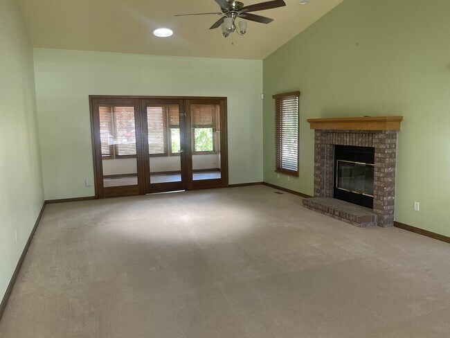 Building Photo - 1107 Hawkeye St